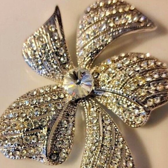 Vtg Ribbon Bow Rhinestone Pin Brooch Large Shiny Silver Tone - Picture 8 of 8